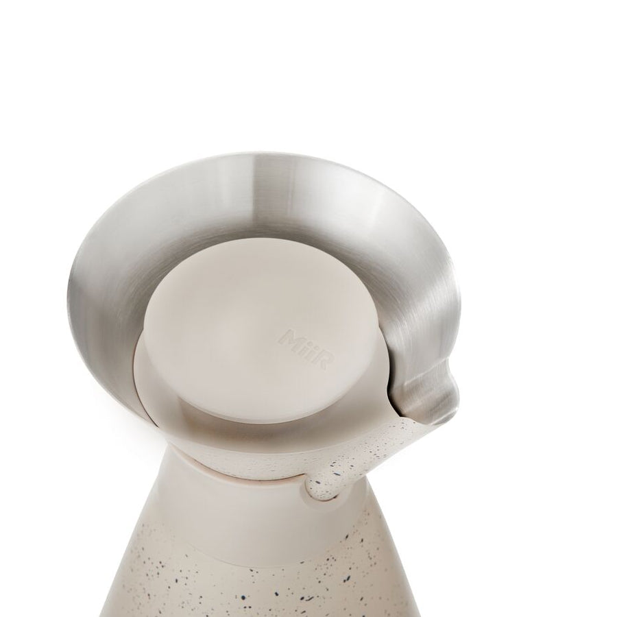 new-standard-carafe-f5 WebPDP-33oz_New_Standard_Carafe_Desert_Tan_Speckle_Studio__CAR1SVOS224_45_Lid_On.jpg
